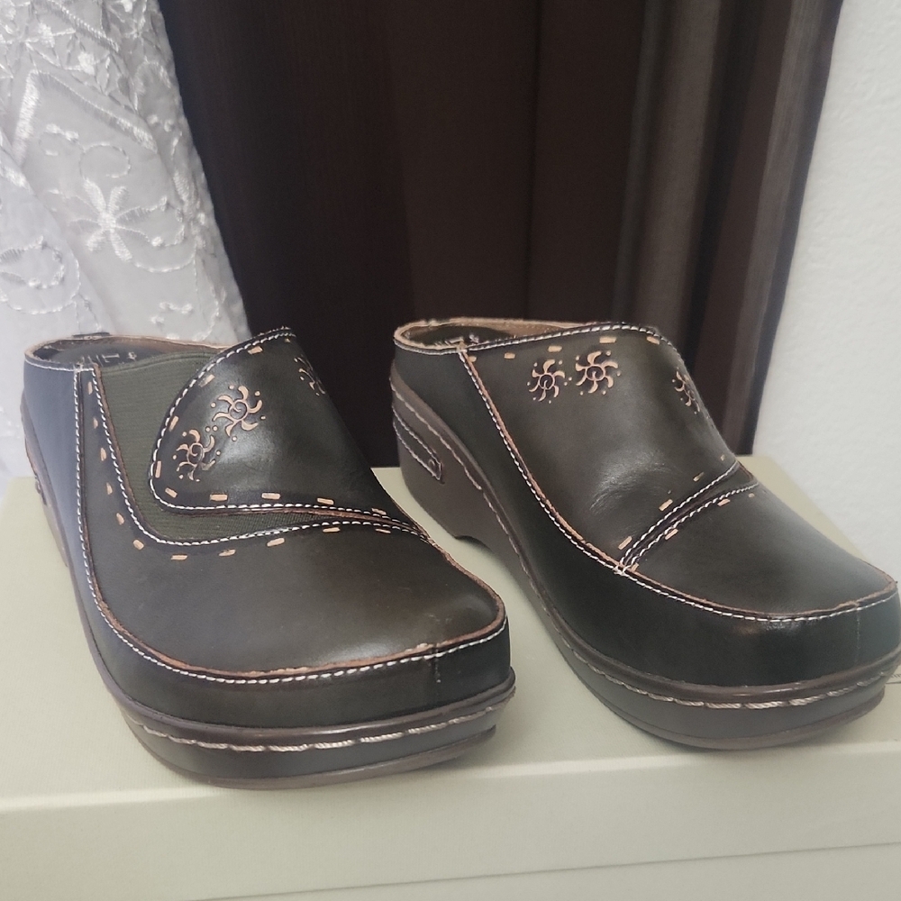 L'Artiste by Spring Step Green Slip-On Shoes